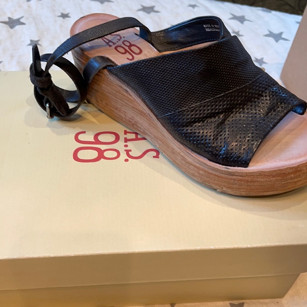 As 98 wrap up sandal
